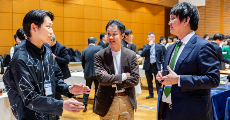 ストライクの荒井社長（中央）も前回大会で中国・四国ブロックでオーディエンス賞を獲得したACTA PLUSの吉本氏らと今後の事業展開などについて語り合った